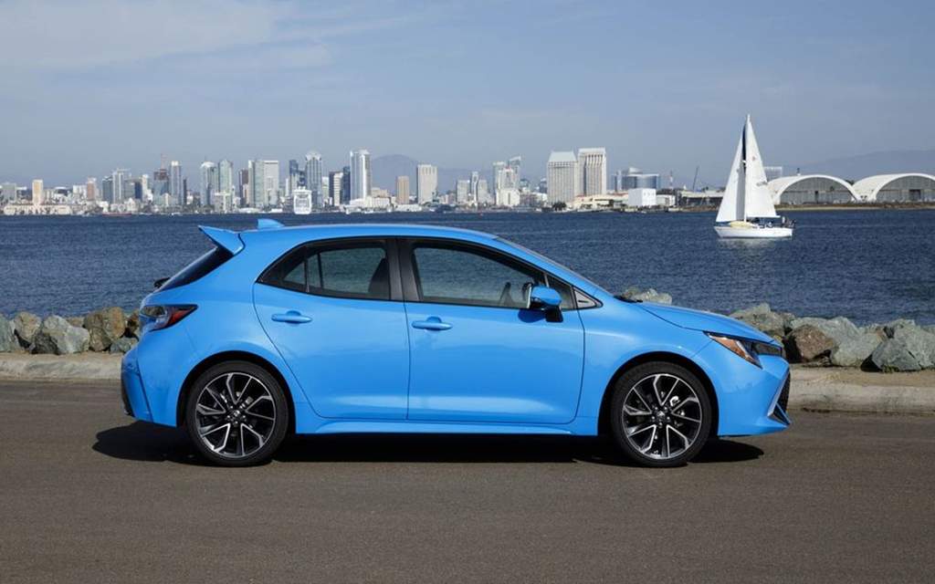 Toyota Corolla Hatchback 2019. Вид сбоку