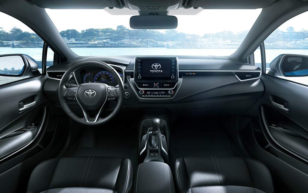 Салон нового хэтчбека Toyota Corolla