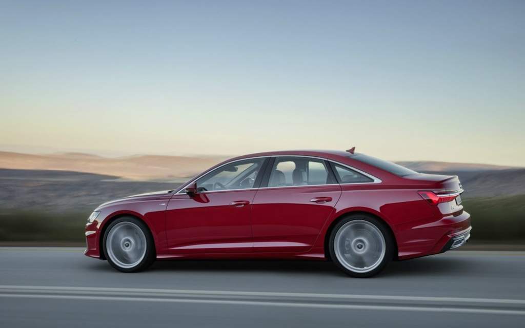 Седан Audi A6 2019 года. Вид сбоку