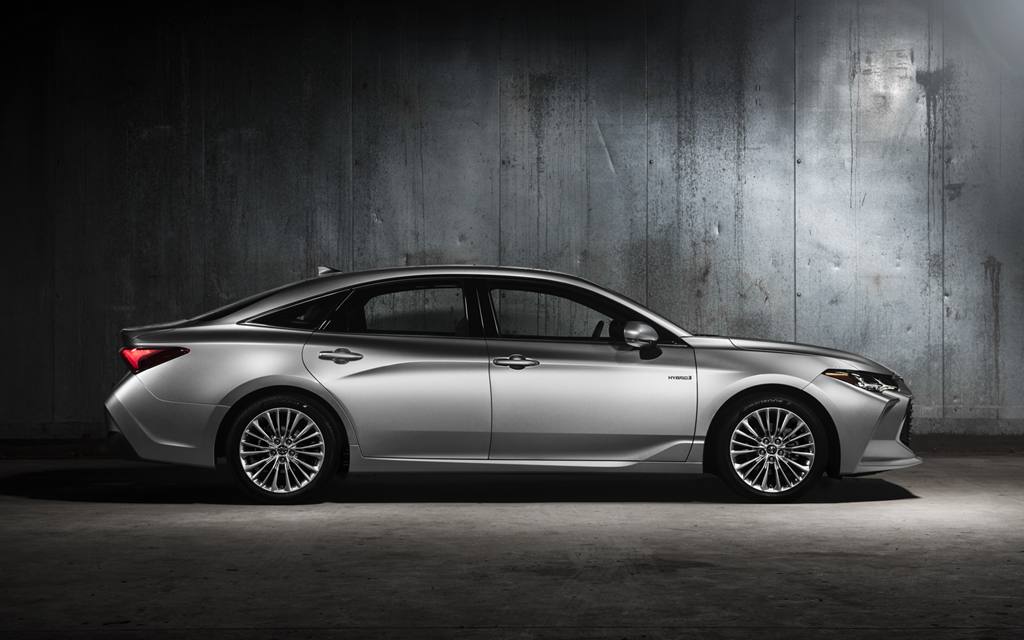 Toyota Avalon 2018-2019. Вид сбоку