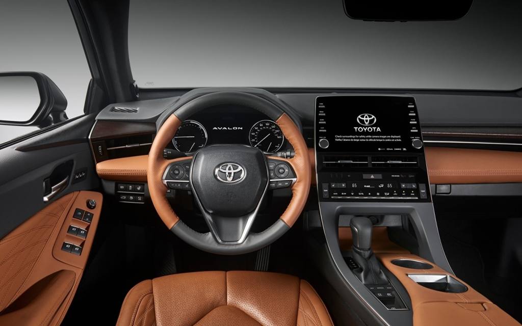 Салон нового Toyota Avalon