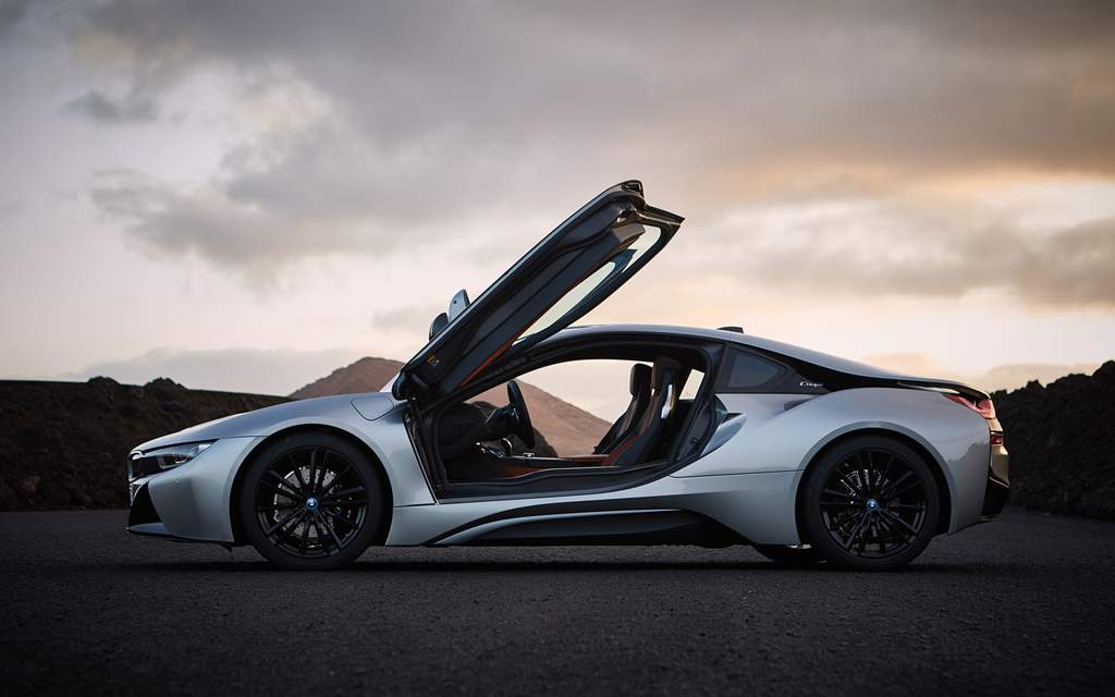 BMW i8 Coupe 2019. Вид сбоку