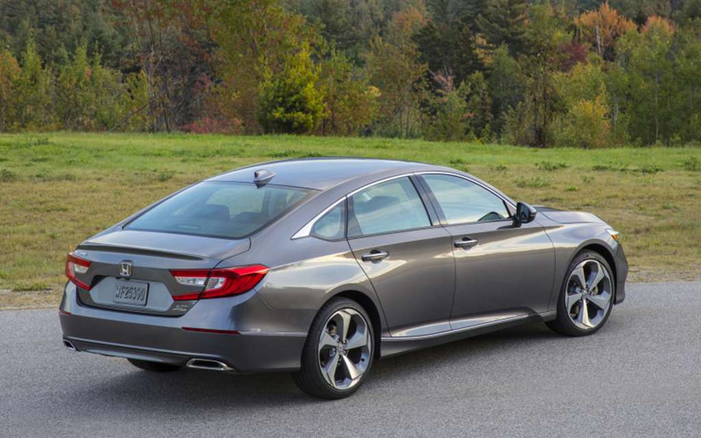 Honda Accord. Вид сзади